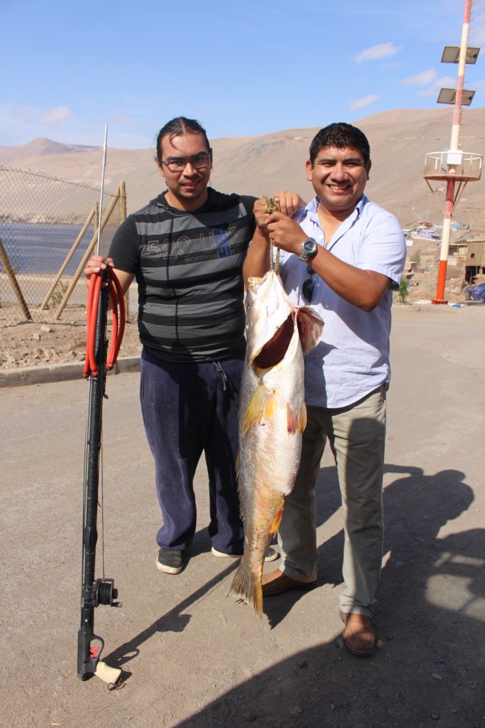 Jimmy Martínez recibió las felicitaciones del alcalde de Huara, José Bartolo, por ser el mejor exponente del certamen de pesca en Pisagua.